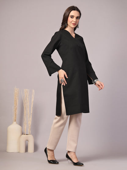 Vastraa Fusion Women's Traditional Woolen V-Neck Solid Kurti