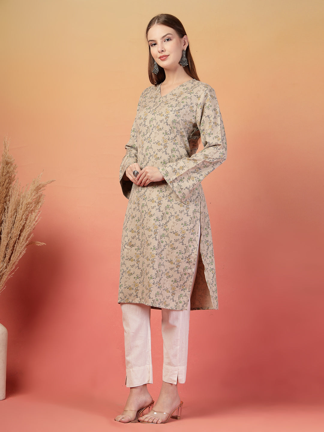 Vastraa Fusion Women Regular Fit Woolen Floral Printed Straight Warm Kurti with V-Neck & Long Sleeves