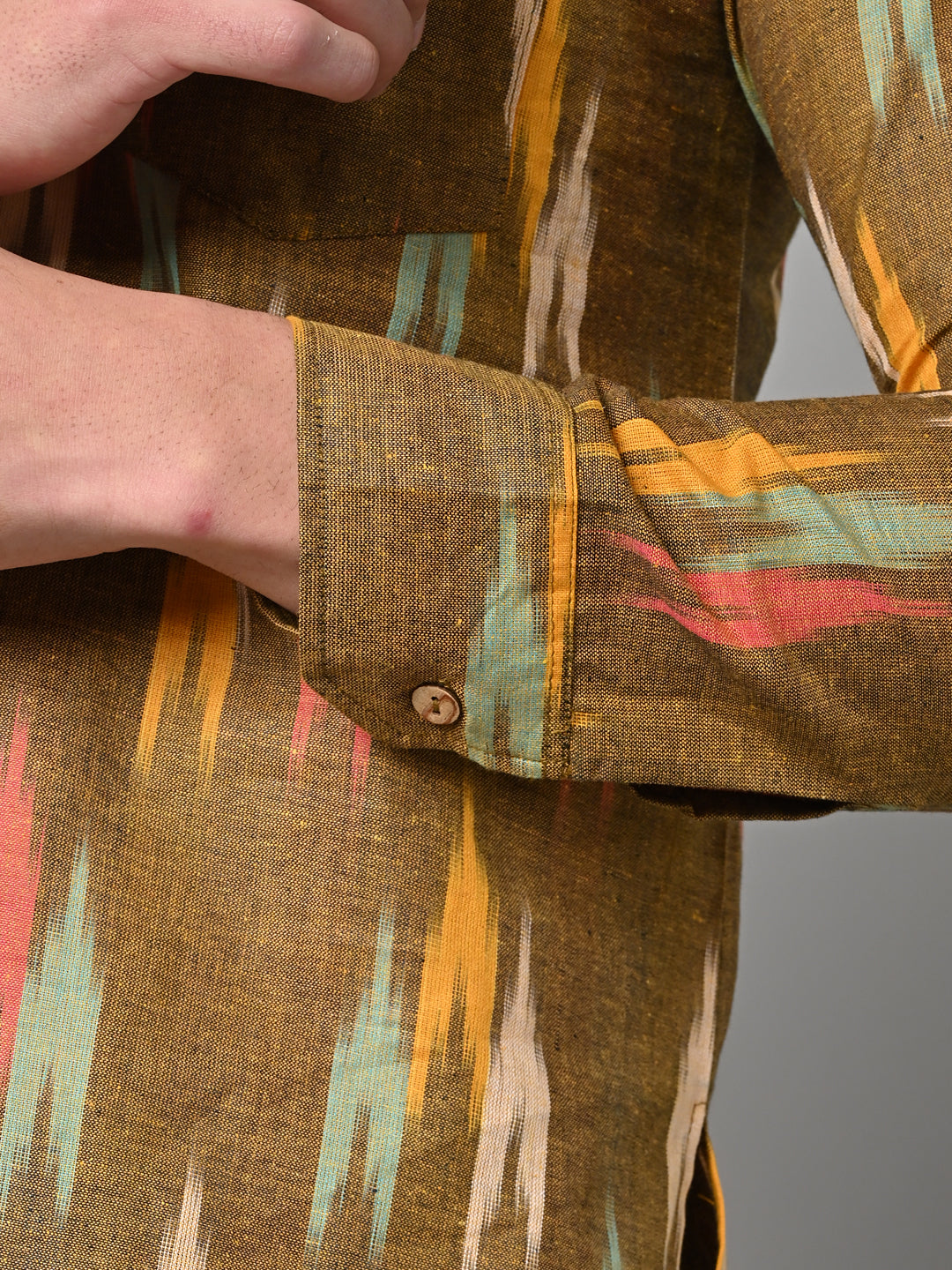 Vastraa Fusion Men Handloom Pure Cotton Ikat Printed Kurta