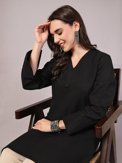 Vastraa Fusion Women's Traditional Woolen V-Neck Solid Kurti