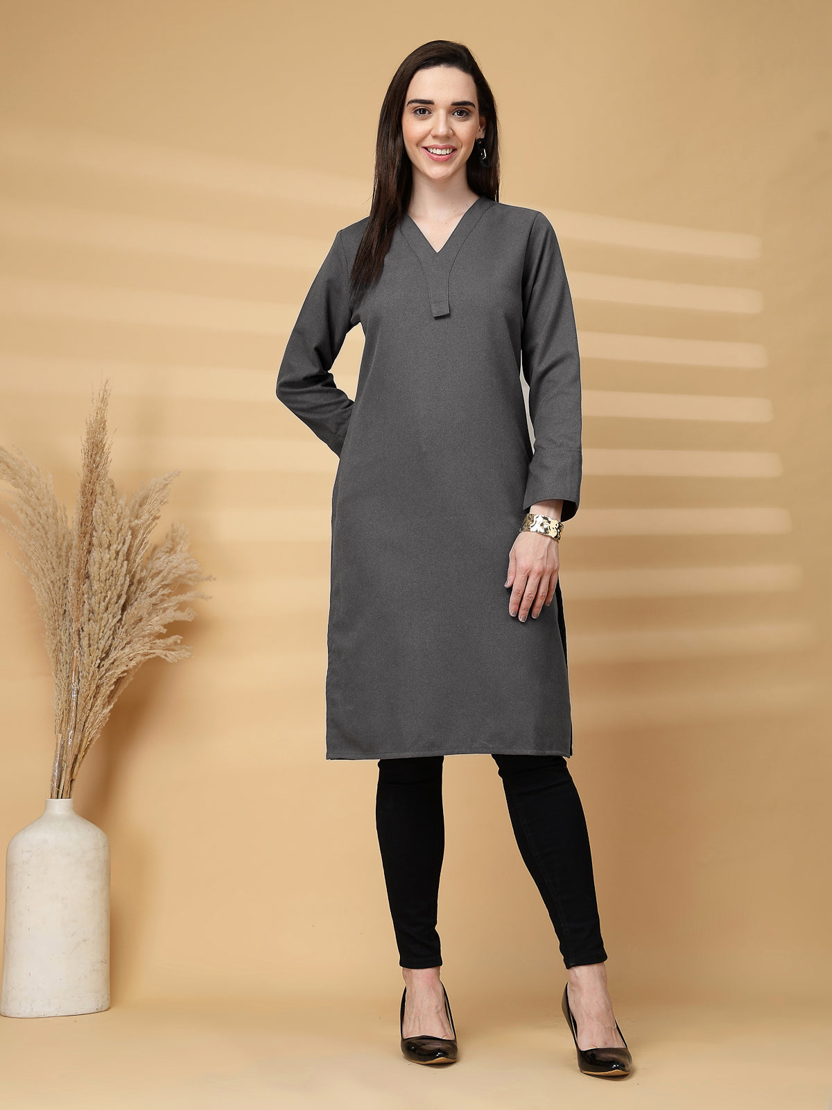 Vastraa Fusion Women's Traditional Woolen V-Neck Solid Kurti