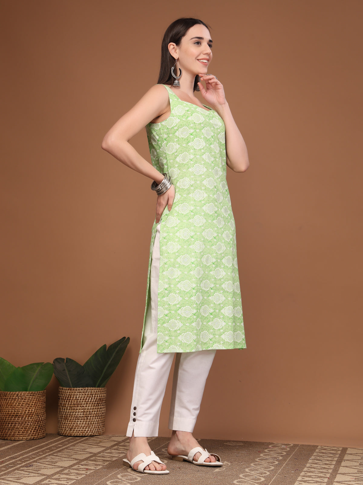 Women Floral Print Sleeveless Straight Kurti