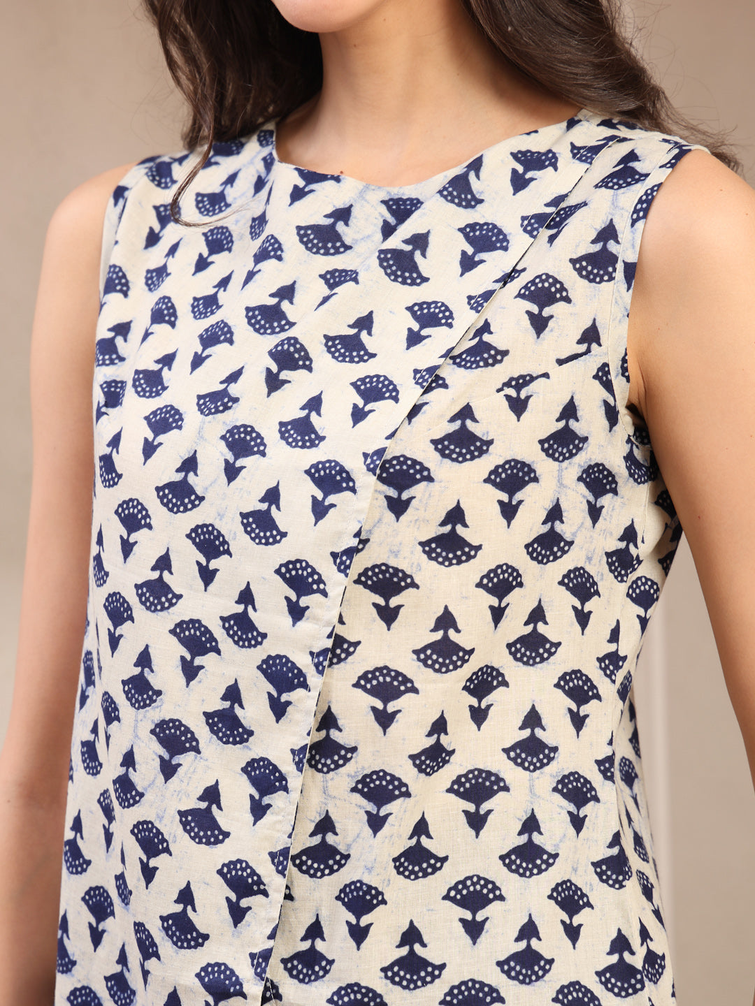 Vastraa Fusion Cotton Women's Stylish Fashion Casual Sleeveless Boat Neck Keyhole Back Top