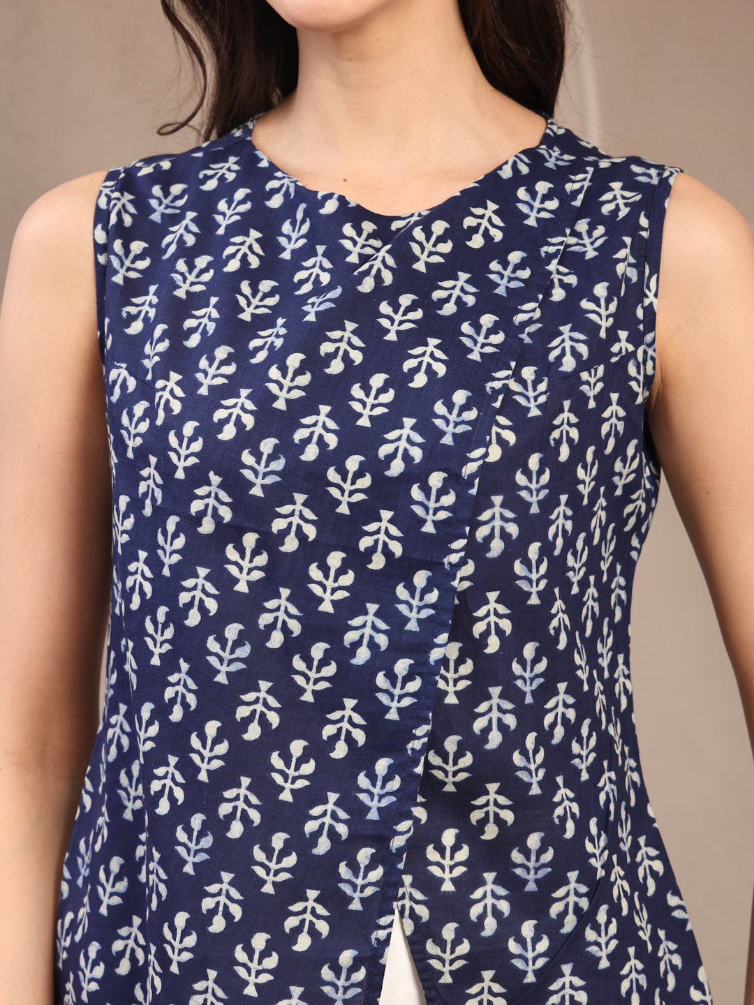 Vastraa Fusion Cotton Women's Stylish Fashion Casual Sleeveless Boat Neck Keyhole Back Top